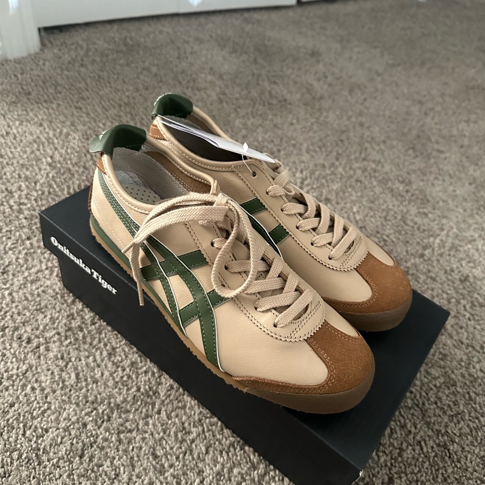onitsuka tiger shoes(unisex size6 women size 7.5) - Picture 3 of 4